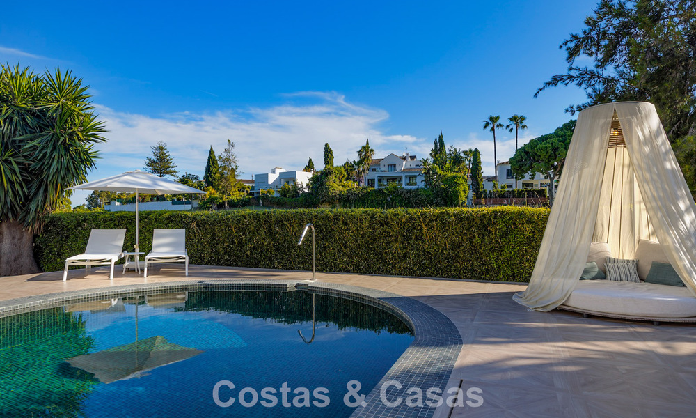 Mediterraanse, gelijkvloerse luxevilla te koop direct aan de golfbaan in Guadalmina, Marbella 800564