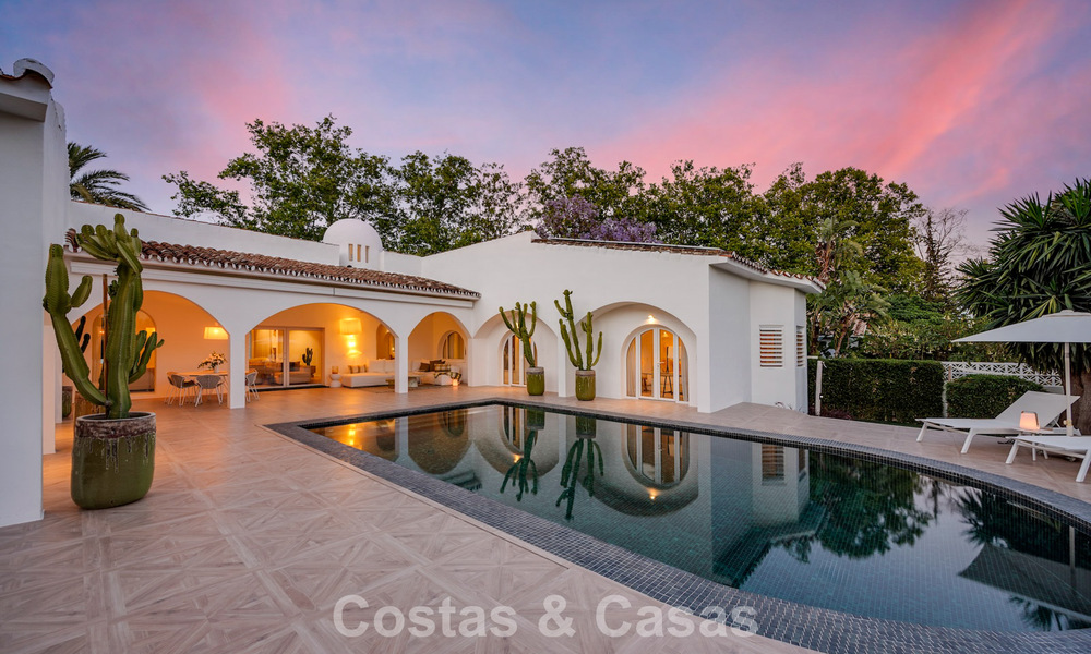 Mediterraanse, gelijkvloerse luxevilla te koop direct aan de golfbaan in Guadalmina, Marbella 800569