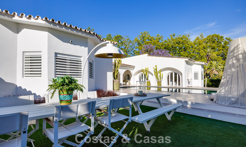 Mediterraanse, gelijkvloerse luxevilla te koop direct aan de golfbaan in Guadalmina, Marbella 800579