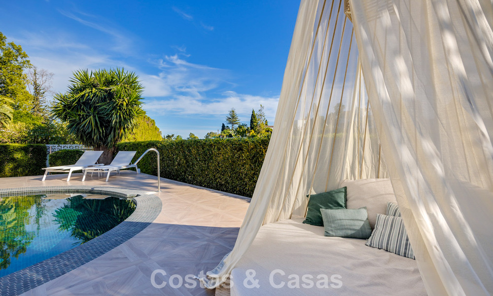 Mediterraanse, gelijkvloerse luxevilla te koop direct aan de golfbaan in Guadalmina, Marbella 800581