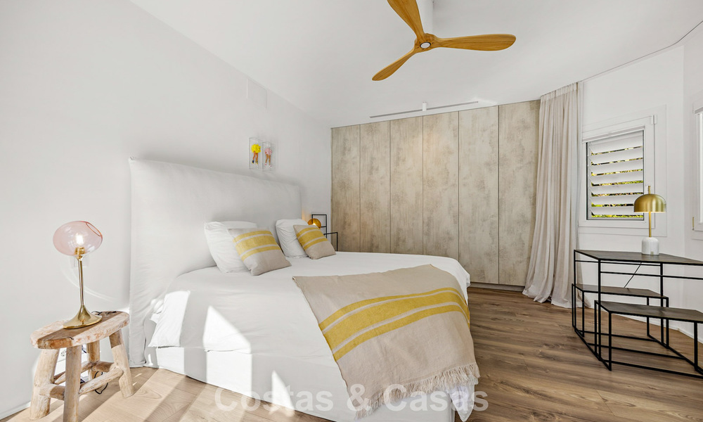 Mediterraanse, gelijkvloerse luxevilla te koop direct aan de golfbaan in Guadalmina, Marbella 800596