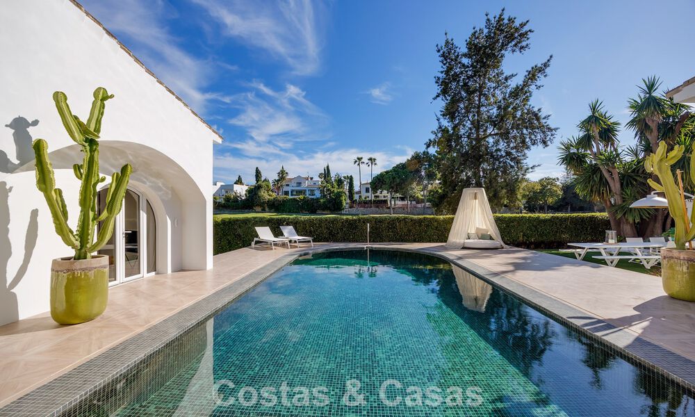 Mediterraanse, gelijkvloerse luxevilla te koop direct aan de golfbaan in Guadalmina, Marbella 800598