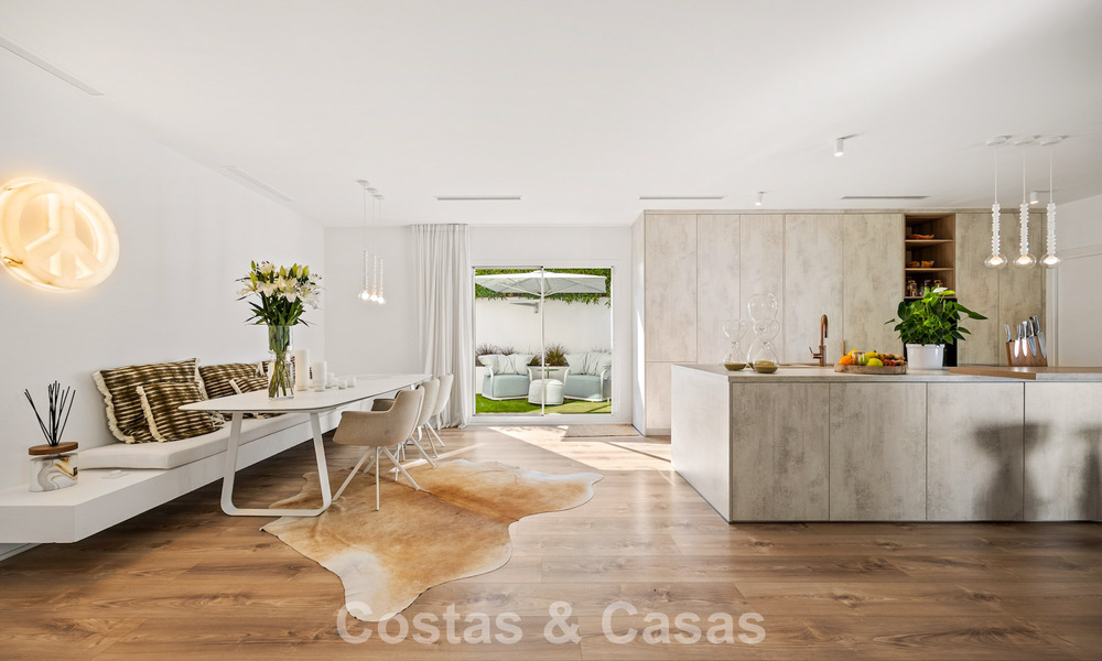 Mediterraanse, gelijkvloerse luxevilla te koop direct aan de golfbaan in Guadalmina, Marbella 800612