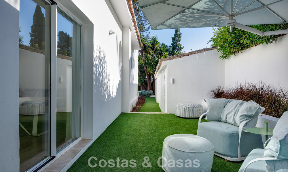 Mediterraanse, gelijkvloerse luxevilla te koop direct aan de golfbaan in Guadalmina, Marbella 800616