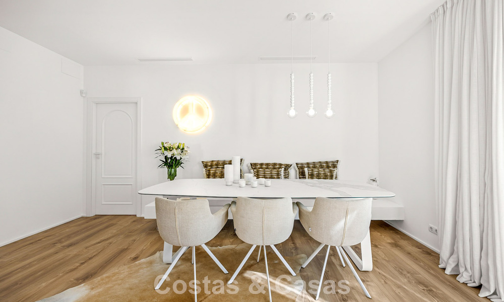 Mediterraanse, gelijkvloerse luxevilla te koop direct aan de golfbaan in Guadalmina, Marbella 800625