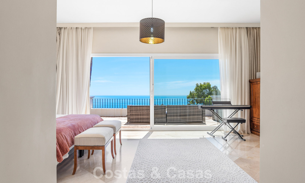 Ruime familievilla in een moderne Spaanse bouwstijl en adembenemend zeezicht te koop in Manilva, Costa del Sol 800630