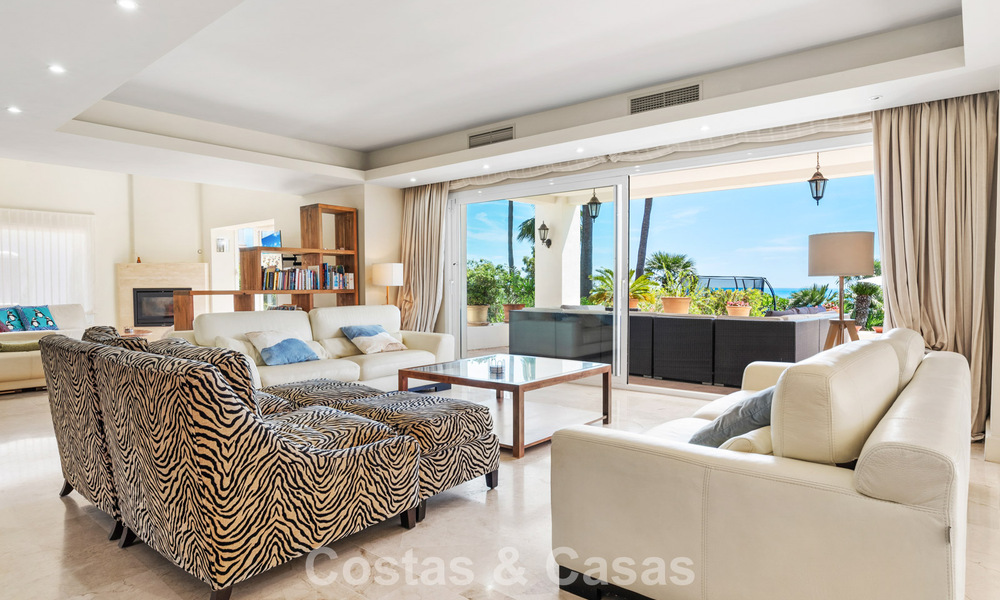 Ruime familievilla in een moderne Spaanse bouwstijl en adembenemend zeezicht te koop in Manilva, Costa del Sol 800642