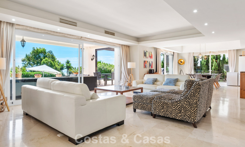 Ruime familievilla in een moderne Spaanse bouwstijl en adembenemend zeezicht te koop in Manilva, Costa del Sol 800643