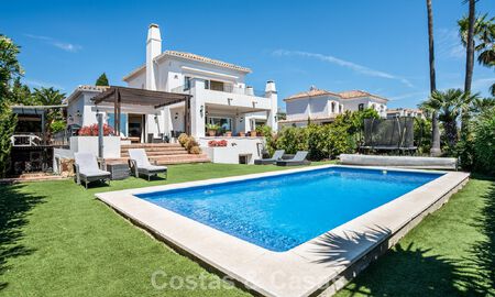 Ruime familievilla in een moderne Spaanse bouwstijl en adembenemend zeezicht te koop in Manilva, Costa del Sol 800663