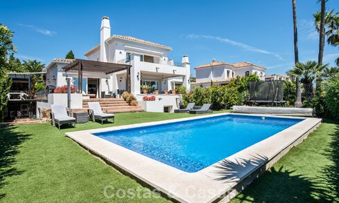 Ruime familievilla in een moderne Spaanse bouwstijl en adembenemend zeezicht te koop in Manilva, Costa del Sol 800663