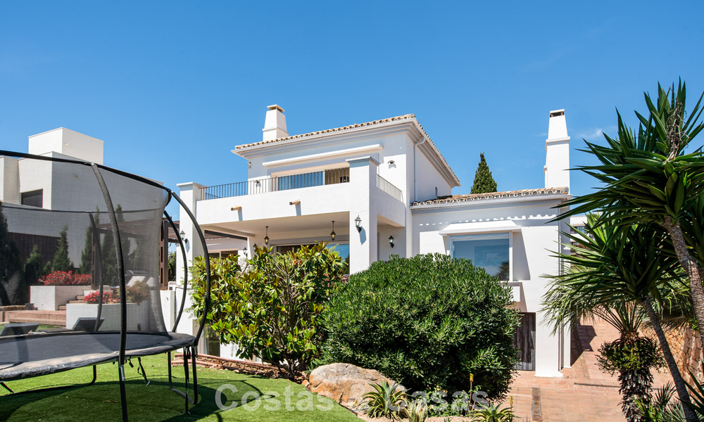 Ruime familievilla in een moderne Spaanse bouwstijl en adembenemend zeezicht te koop in Manilva, Costa del Sol 800664