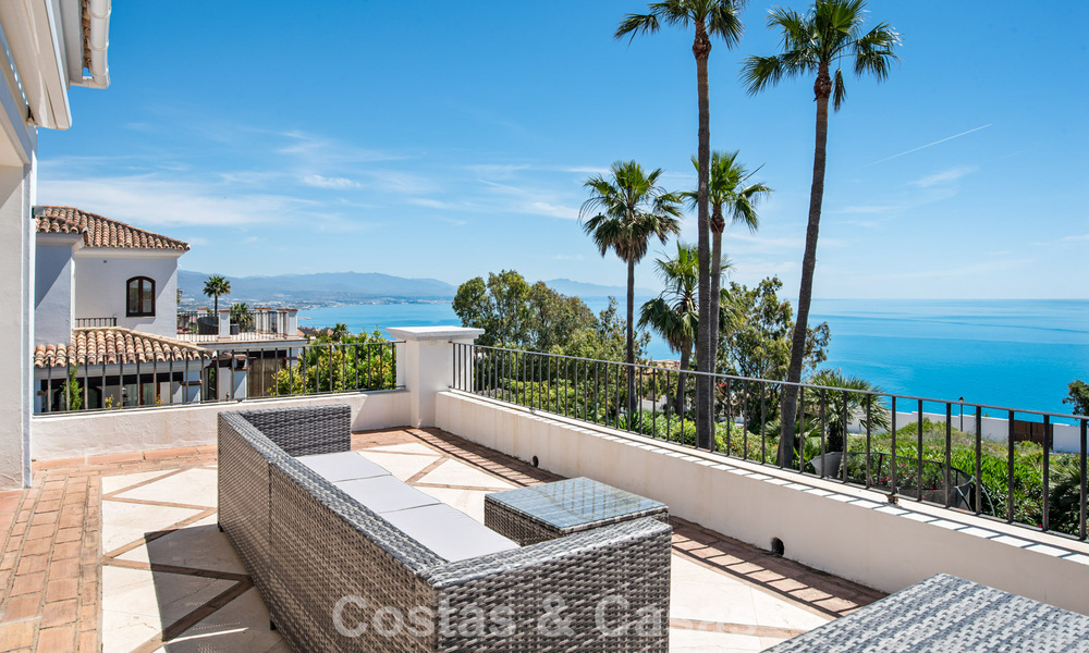 Ruime familievilla in een moderne Spaanse bouwstijl en adembenemend zeezicht te koop in Manilva, Costa del Sol 800668