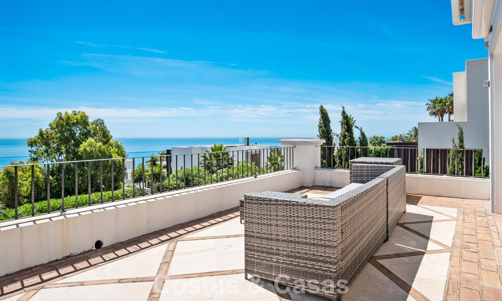 Ruime familievilla in een moderne Spaanse bouwstijl en adembenemend zeezicht te koop in Manilva, Costa del Sol 800669