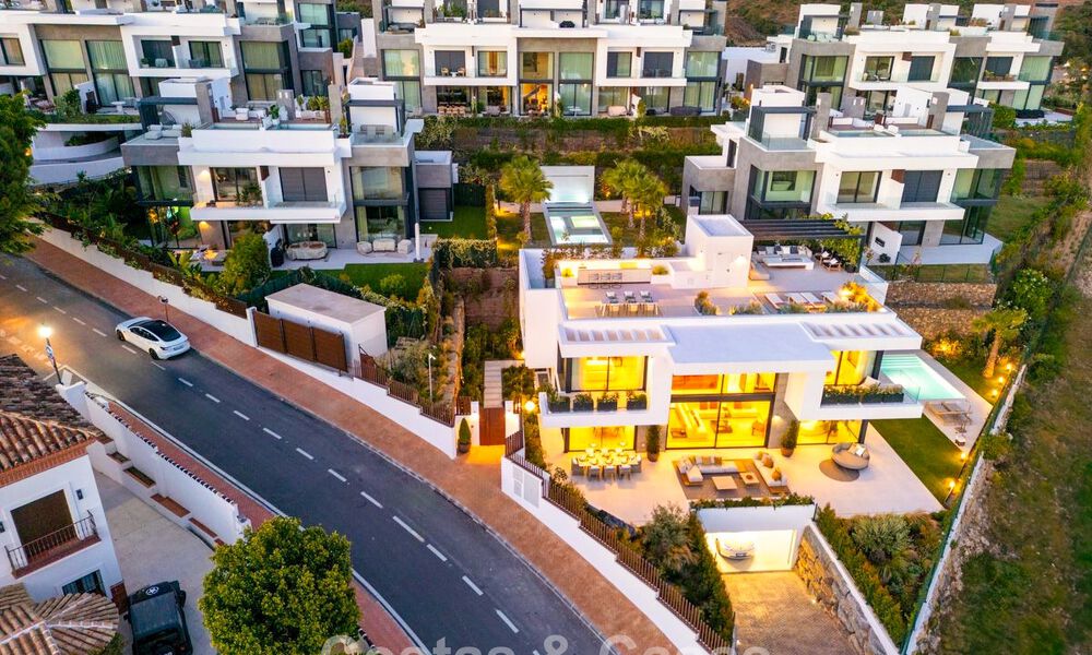 High-end luxevilla met minimalistisch design te koop in een gated urbanisatie net ten oosten van Marbella centrum 800677