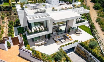 High-end luxevilla met minimalistisch design te koop in een gated urbanisatie net ten oosten van Marbella centrum 800678