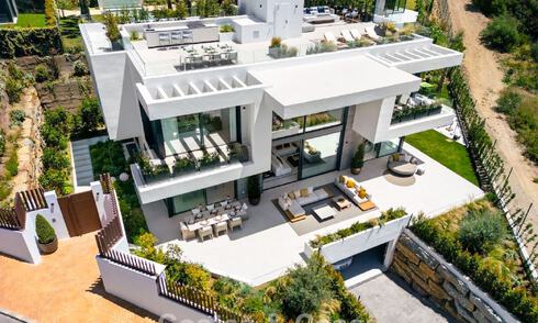 High-end luxevilla met minimalistisch design te koop in een gated urbanisatie net ten oosten van Marbella centrum 800678