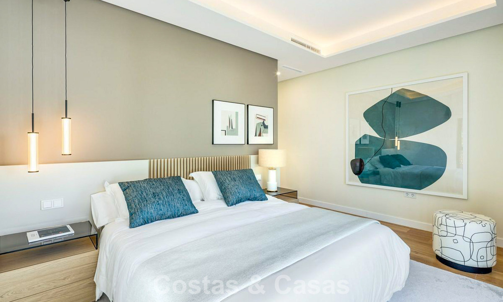 High-end luxevilla met minimalistisch design te koop in een gated urbanisatie net ten oosten van Marbella centrum 800682