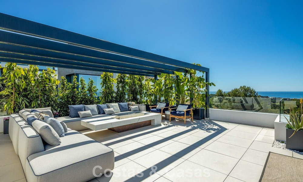 High-end luxevilla met minimalistisch design te koop in een gated urbanisatie net ten oosten van Marbella centrum 800686