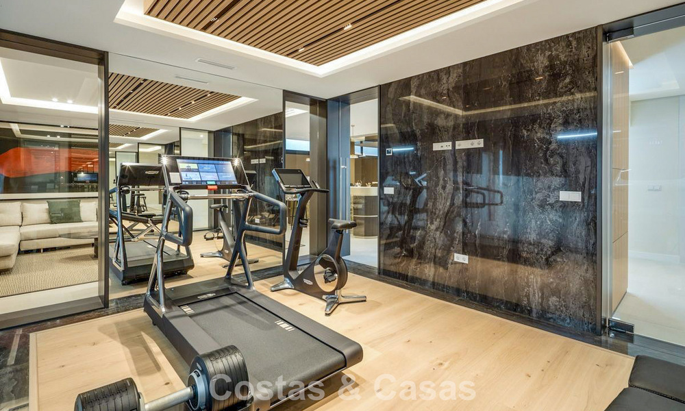 High-end luxevilla met minimalistisch design te koop in een gated urbanisatie net ten oosten van Marbella centrum 800691
