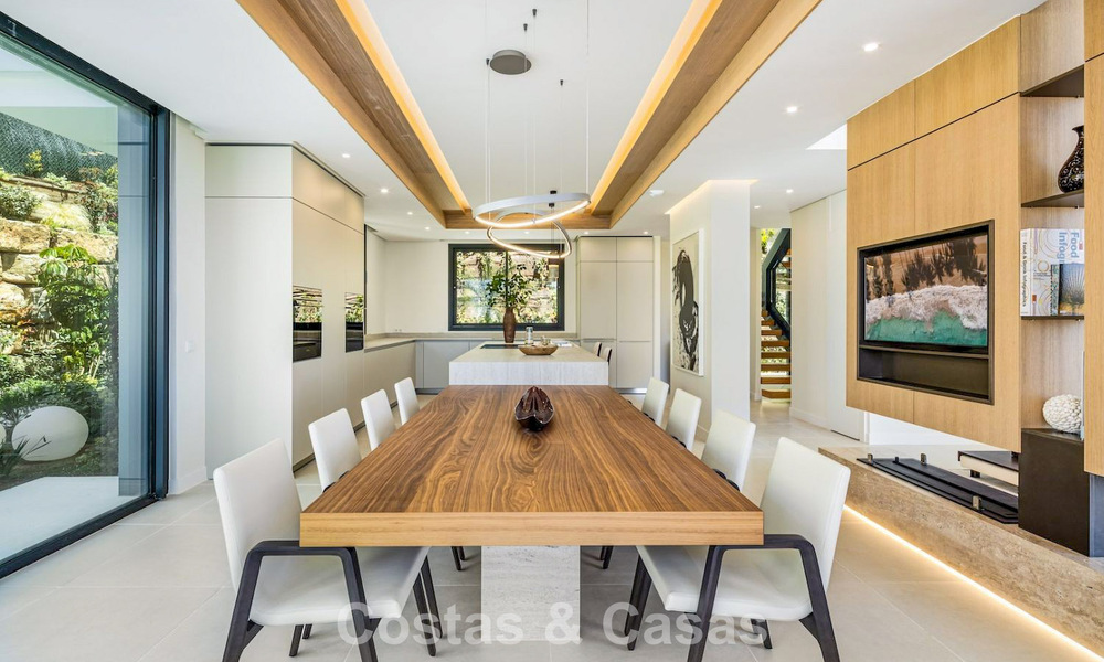 High-end luxevilla met minimalistisch design te koop in een gated urbanisatie net ten oosten van Marbella centrum 800694