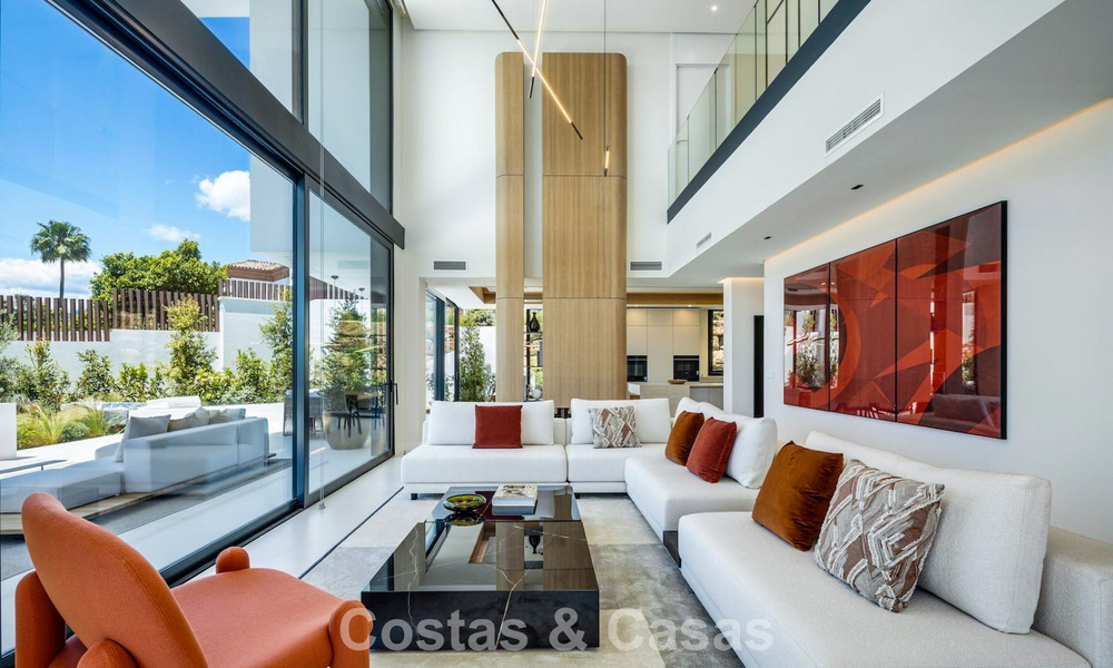 High-end luxevilla met minimalistisch design te koop in een gated urbanisatie net ten oosten van Marbella centrum 800695