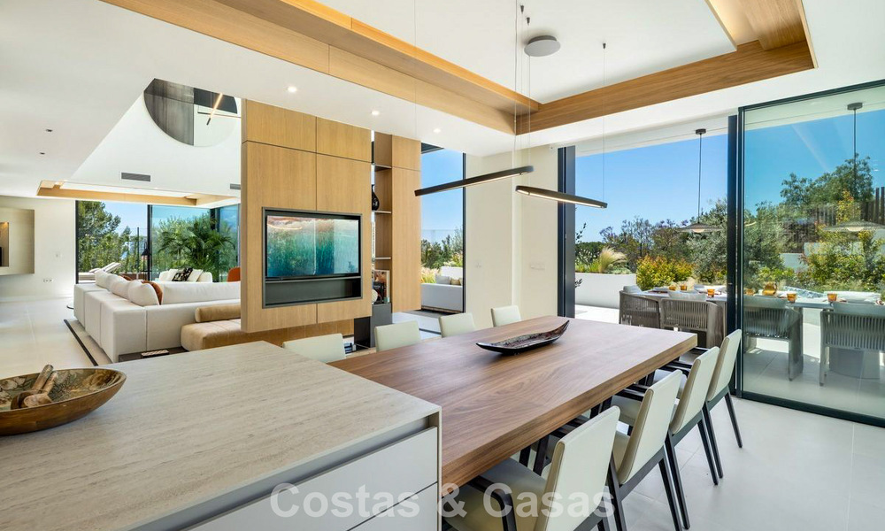 High-end luxevilla met minimalistisch design te koop in een gated urbanisatie net ten oosten van Marbella centrum 800697