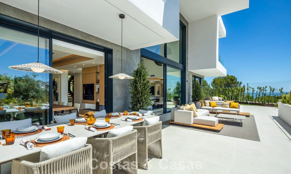 High-end luxevilla met minimalistisch design te koop in een gated urbanisatie net ten oosten van Marbella centrum 800698