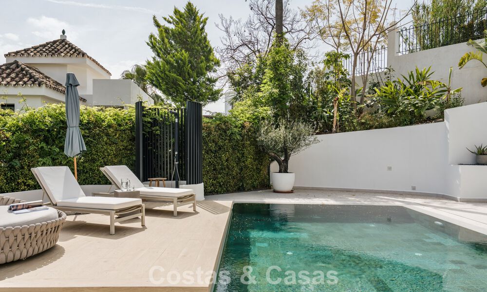 Luxueus, eigentijds gerenoveerd villa te koop in een gated community in Nueva Andalucia’s golfvallei, Marbella 800750
