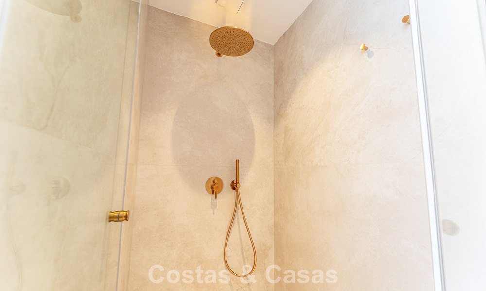Exclusief duplex penthouse te koop aan het strand op de New Golden Mile tussen Marbella en Estepona 800772