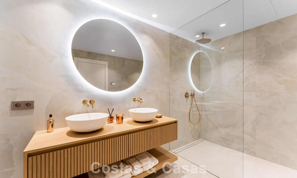 Exclusief duplex penthouse te koop aan het strand op de New Golden Mile tussen Marbella en Estepona 800776