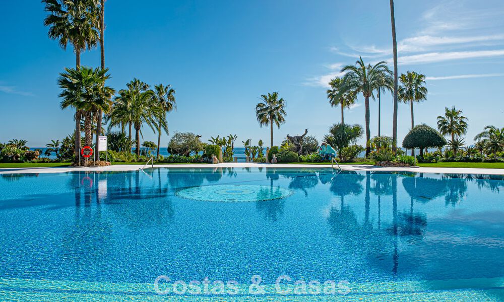 Eersteklas appartement te koop, direct aan het strand in het vijfsterren Las Dunas Park in Marbella - Estepona 800875