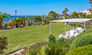 Eersteklas appartement te koop, direct aan het strand in het vijfsterren Las Dunas Park in Marbella - Estepona 801016 