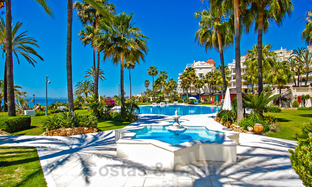 Eersteklas appartement te koop, direct aan het strand in het vijfsterren Las Dunas Park in Marbella - Estepona 801017