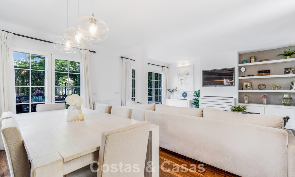 Prachtig gerenoveerd herenhuis met 4 slaapkamers te koop met zeezicht, eerstelijnsstrand op Marbella’s Golden Mile 800832