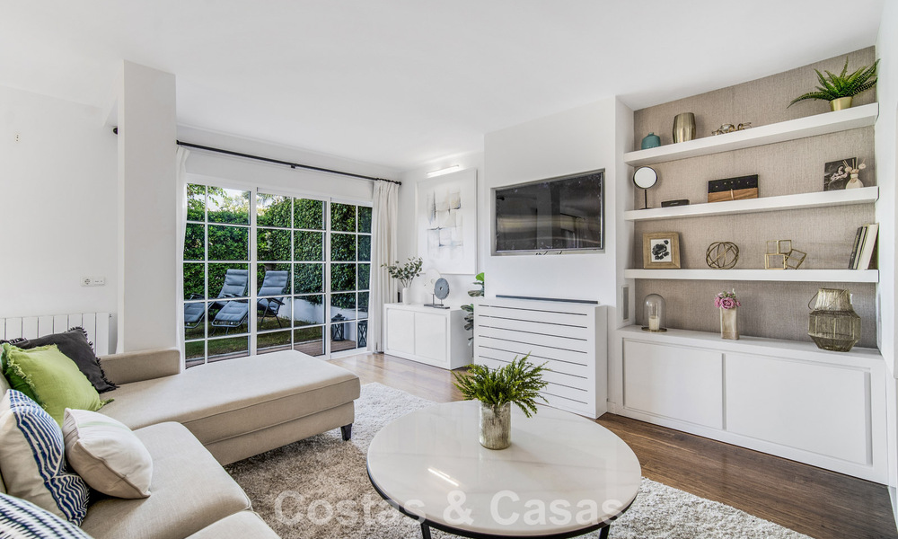 Prachtig gerenoveerd herenhuis met 4 slaapkamers te koop met zeezicht, eerstelijnsstrand op Marbella’s Golden Mile 800833