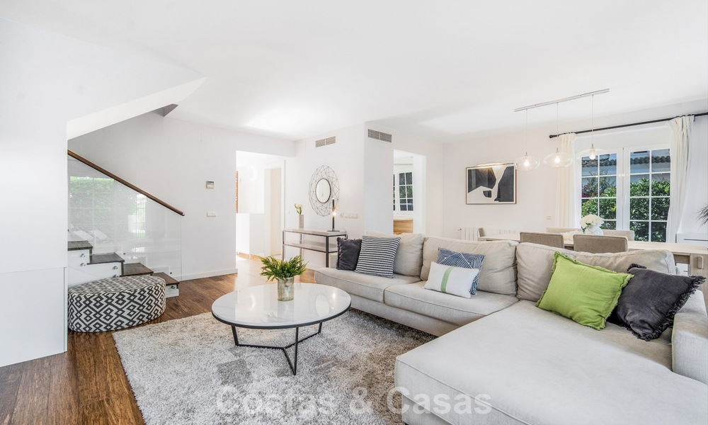 Prachtig gerenoveerd herenhuis met 4 slaapkamers te koop met zeezicht, eerstelijnsstrand op Marbella’s Golden Mile 800835