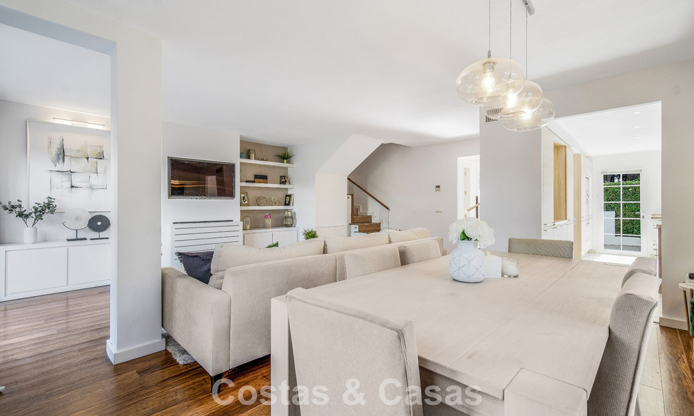 Prachtig gerenoveerd herenhuis met 4 slaapkamers te koop met zeezicht, eerstelijnsstrand op Marbella’s Golden Mile 800836