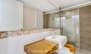 Prachtig gerenoveerd herenhuis met 4 slaapkamers te koop met zeezicht, eerstelijnsstrand op Marbella’s Golden Mile 800840 