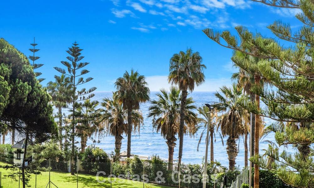Prachtig gerenoveerd herenhuis met 4 slaapkamers te koop met zeezicht, eerstelijnsstrand op Marbella’s Golden Mile 800848