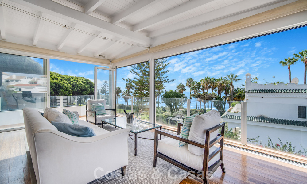 Prachtig gerenoveerd herenhuis met 4 slaapkamers te koop met zeezicht, eerstelijnsstrand op Marbella’s Golden Mile 800849