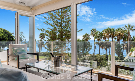 Prachtig gerenoveerd herenhuis met 4 slaapkamers te koop met zeezicht, eerstelijnsstrand op Marbella’s Golden Mile 800851