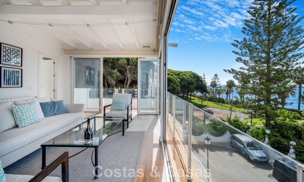 Prachtig gerenoveerd herenhuis met 4 slaapkamers te koop met zeezicht, eerstelijnsstrand op Marbella’s Golden Mile 800852