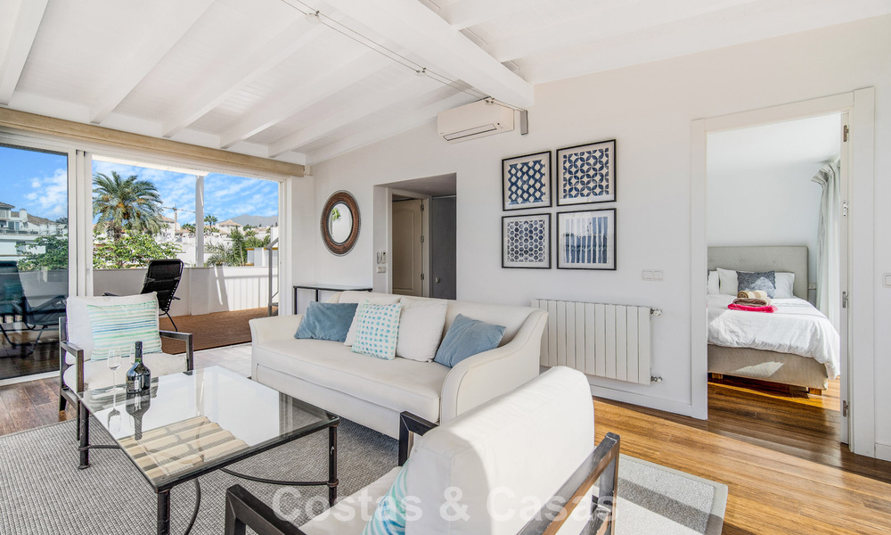 Prachtig gerenoveerd herenhuis met 4 slaapkamers te koop met zeezicht, eerstelijnsstrand op Marbella’s Golden Mile 800853