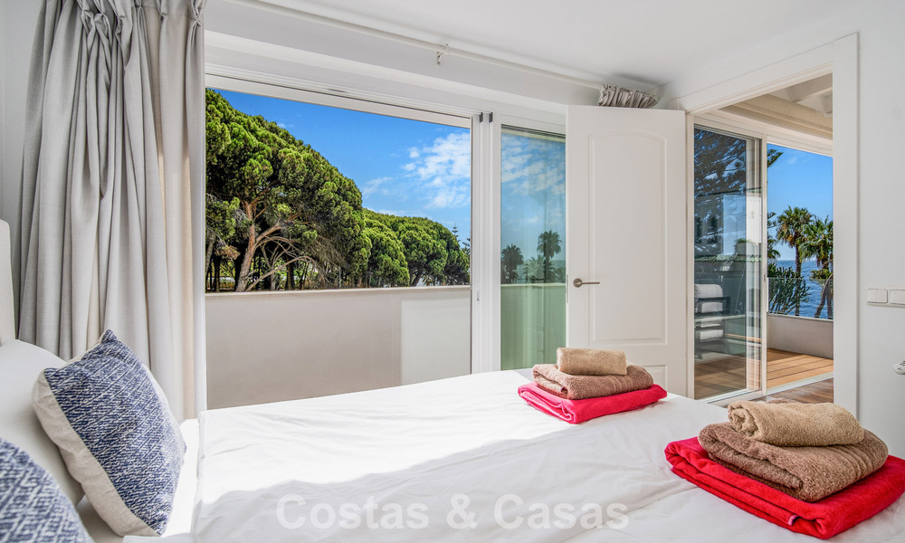 Prachtig gerenoveerd herenhuis met 4 slaapkamers te koop met zeezicht, eerstelijnsstrand op Marbella’s Golden Mile 800855