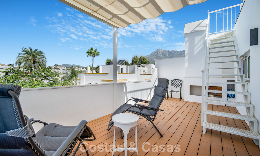 Prachtig gerenoveerd herenhuis met 4 slaapkamers te koop met zeezicht, eerstelijnsstrand op Marbella’s Golden Mile 800856