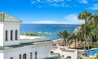 Prachtig gerenoveerd herenhuis met 4 slaapkamers te koop met zeezicht, eerstelijnsstrand op Marbella’s Golden Mile 800857 