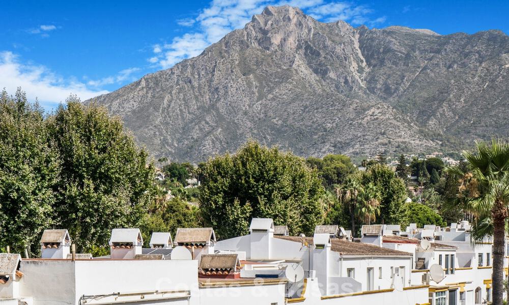 Prachtig gerenoveerd herenhuis met 4 slaapkamers te koop met zeezicht, eerstelijnsstrand op Marbella’s Golden Mile 800858