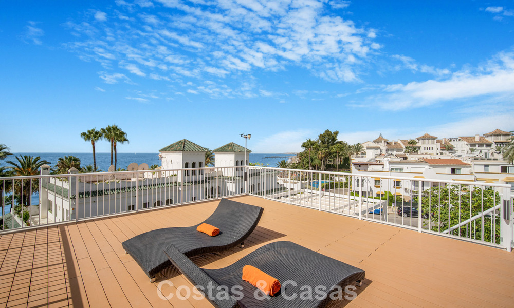 Prachtig gerenoveerd herenhuis met 4 slaapkamers te koop met zeezicht, eerstelijnsstrand op Marbella’s Golden Mile 800859