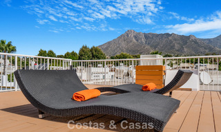 Prachtig gerenoveerd herenhuis met 4 slaapkamers te koop met zeezicht, eerstelijnsstrand op Marbella’s Golden Mile 800860 