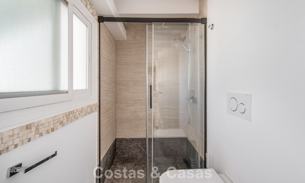 Prachtig gerenoveerd herenhuis met 4 slaapkamers te koop met zeezicht, eerstelijnsstrand op Marbella’s Golden Mile 800861